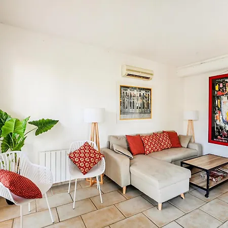 2 Bedroom Lovely In Apartman Nîmes